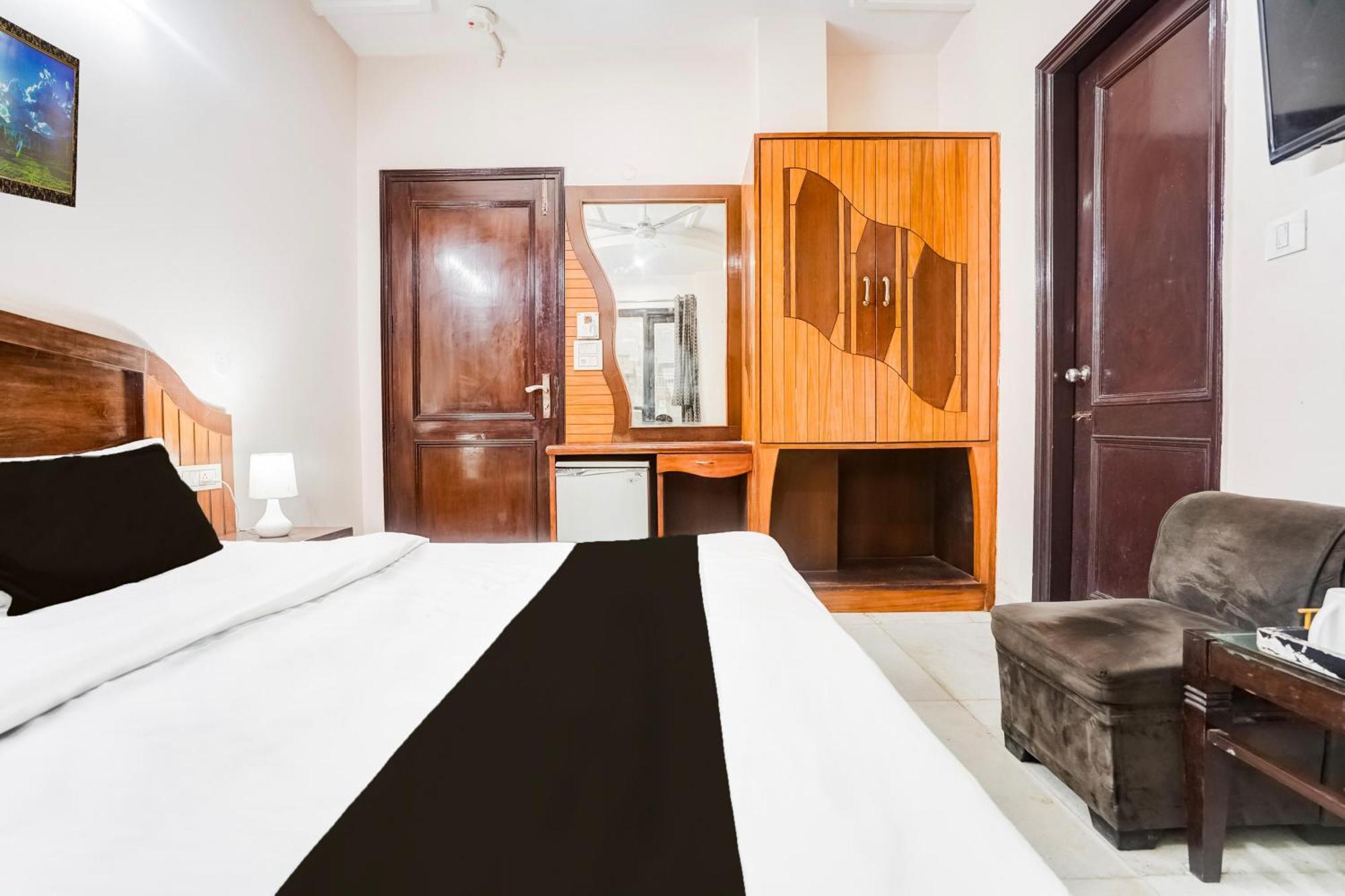 Fabhotel De Gold New Delhi Bagian luar foto